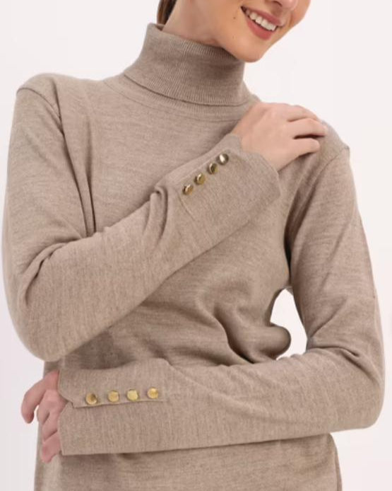 Pull col roulé beige avec boutons dorés