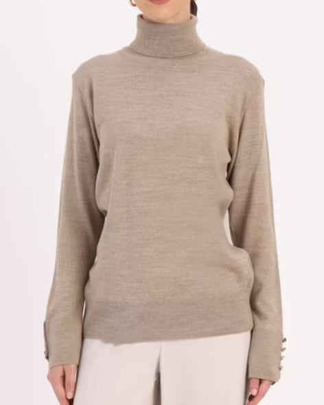 Pull col roulé beige avec boutons dorés